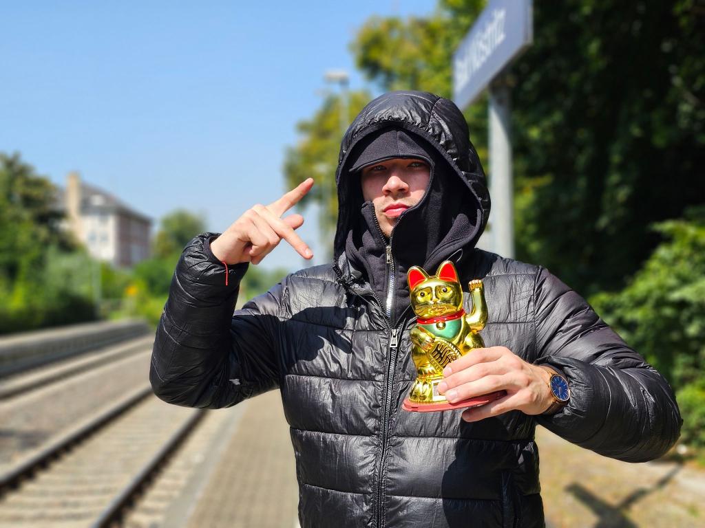 Fjodor Busik will mit Tiktok-Videos Aufmerksamkeit für Ostdeutschland erzeugen. - Foto: Mike Müller/dpa