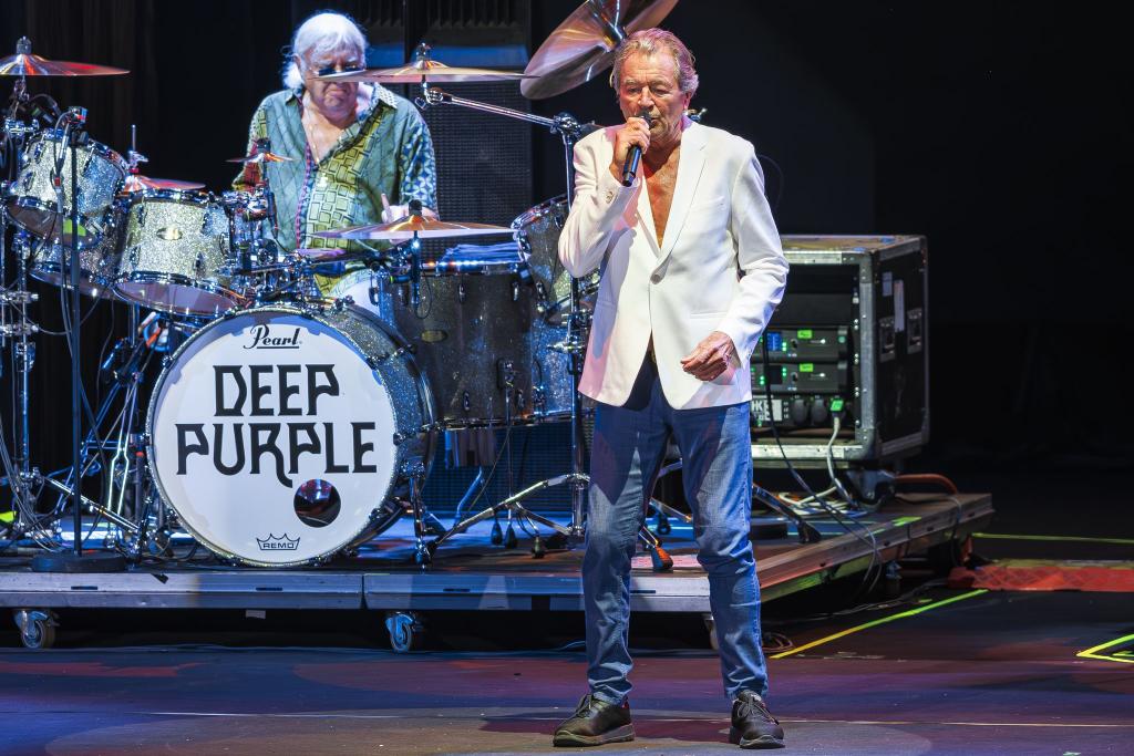 Mit Deep Purple steht Sänger Ian Gillan (mit Schlagzeuger Ian Paice) immer noch regelmäßig auf der Bühne. (Archivfoto) - Foto: Valentin Flauraud/KEYSTONE/dpa
