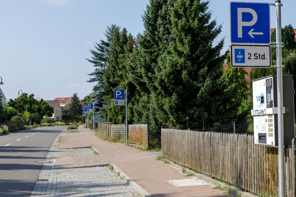 Im Örtchen Störmthal sind die Menschen verstimmt über eine Vielzahl von Parkschildern. - Foto: Julius-Christian Schreiner/dpa