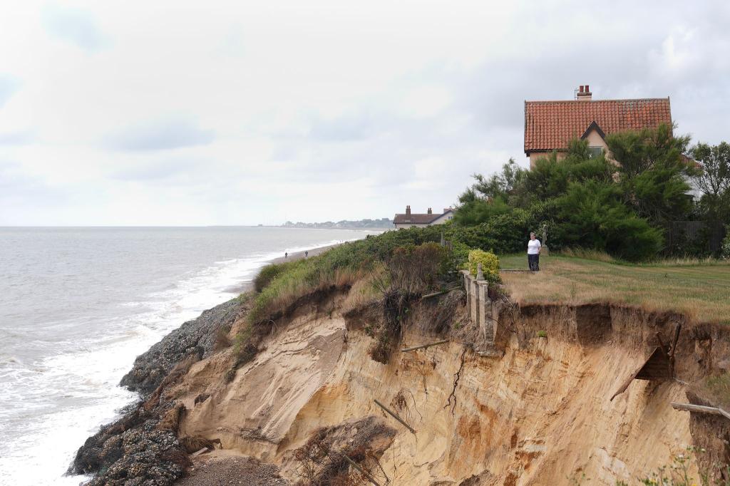 Der Abgrund rückt näher: Im englischen Thorpeness schreitet die Küstenerosion immer weiter voran. Dem fast 100 Jahre alten Haus droht deshalb der Abriss. - Foto: Joe Giddens/PA Wire/dpa