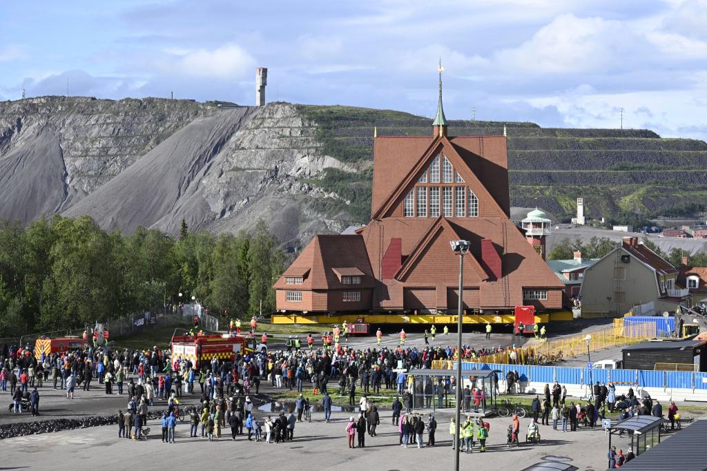 Ein Rahmenprogramm begleitet die Umsiedlung der Kirche. - Foto: Fredrik Sandberg/TT News Agency/AP/dpa