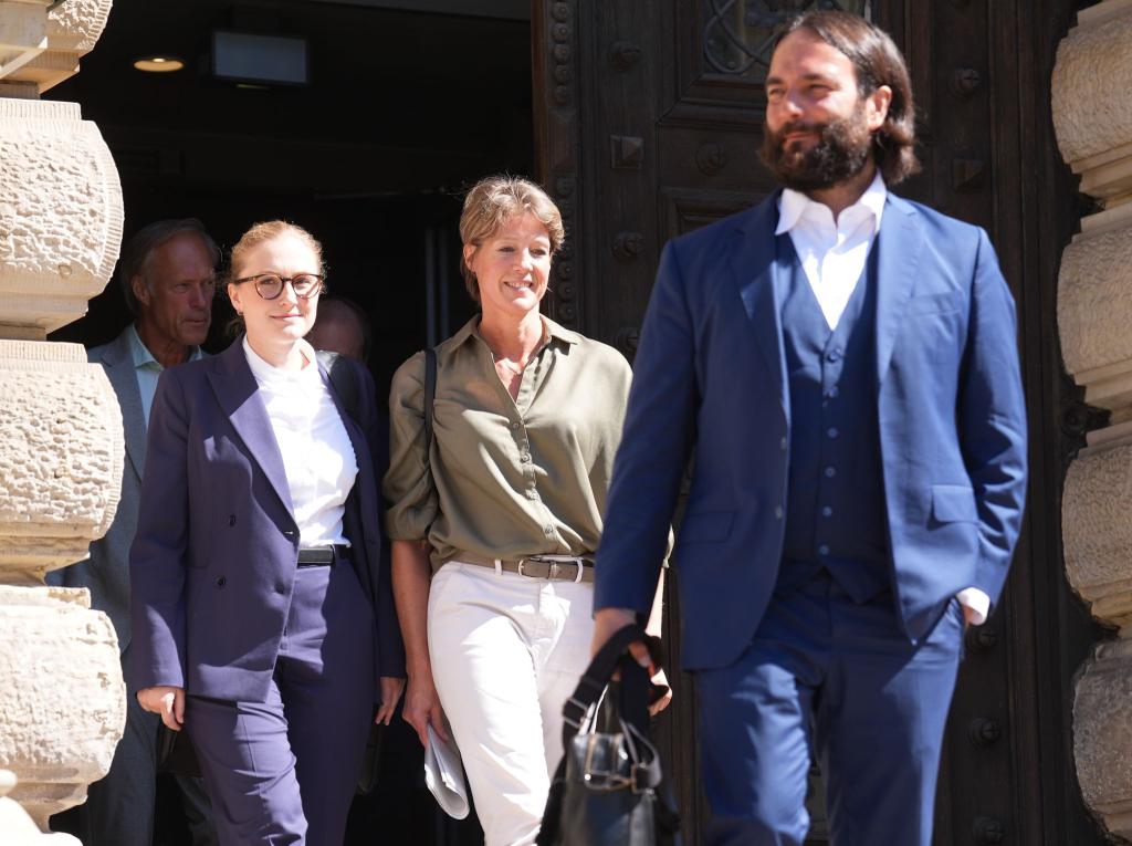 Nach stundenlanger Befragung verlässt Christina Block das Gerichtsgebäude. - Foto: Marcus Brandt/dpa