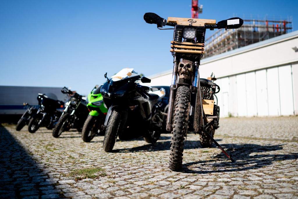 Bei Durchsuchungen im Rocker-Milieu hat die Polizei zehn Motorräder sichergestellt. - Foto: Jacob Schröter/dpa