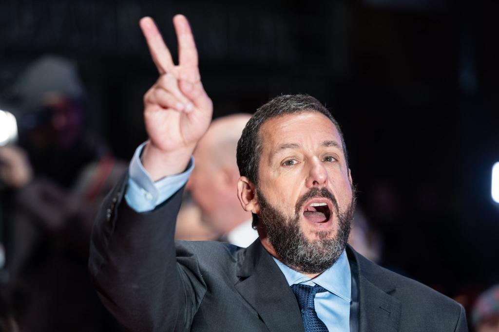 Hat gut lachen und Grund für eine Siegerpose: Adam Sandler ist mit «Happy Gilmore 2» ein erfolgreiches Sequel gelungen. (Archivbild) - Foto: Hannes P. Albert/dpa