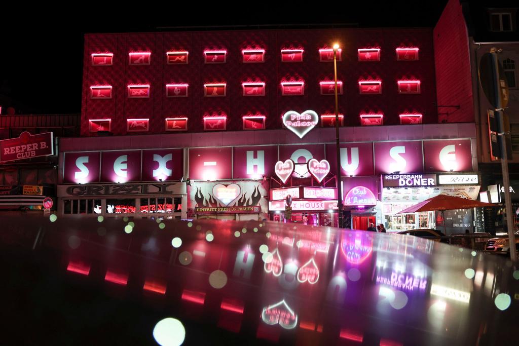 Die Reeperbahn bei Nacht zu erkunden, gehört für viele zu einem Hamburg-Besuch dazu. - Foto: Christian Charisius/dpa