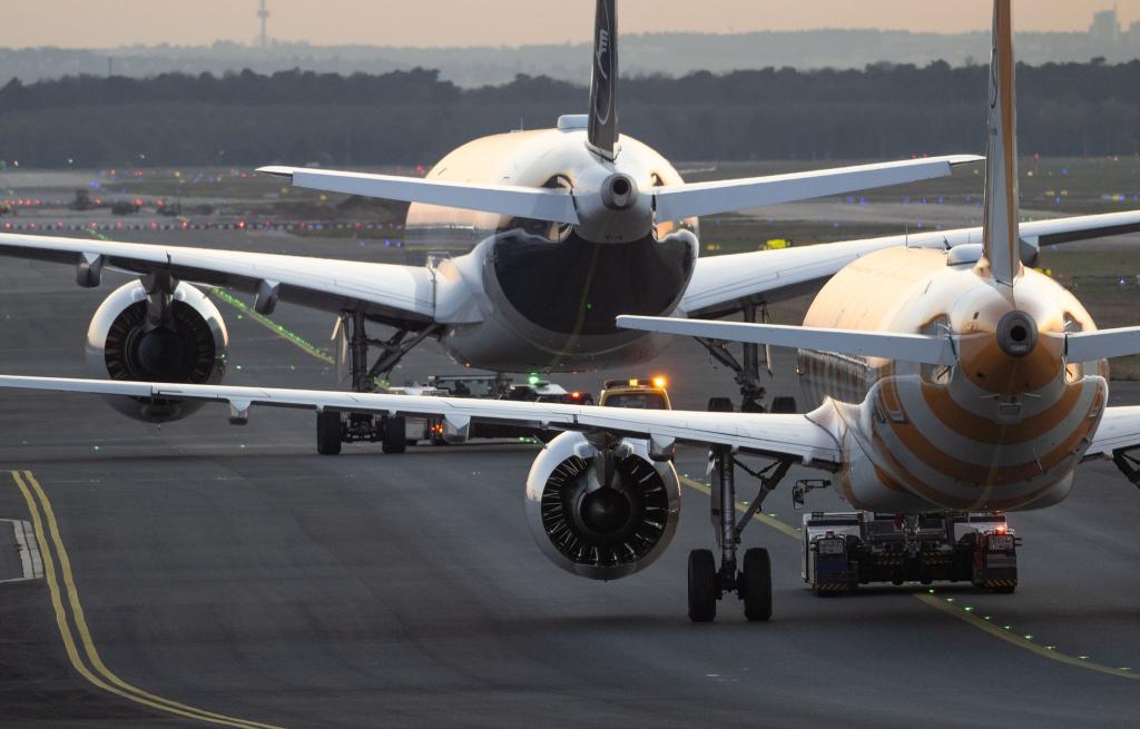 Lufthansa und Condor konkurrieren am Frankfurter Flughafen. - Foto: Boris Roessler/dpa