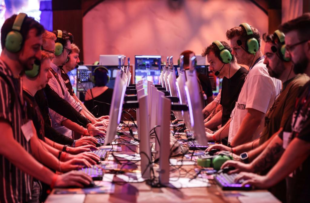 Neue Spiele testen wie hier bei der Gamescom 2024 - das ist auch bei der diesjährigen Gaming-Messe möglich. - Foto: Oliver Berg/dpa