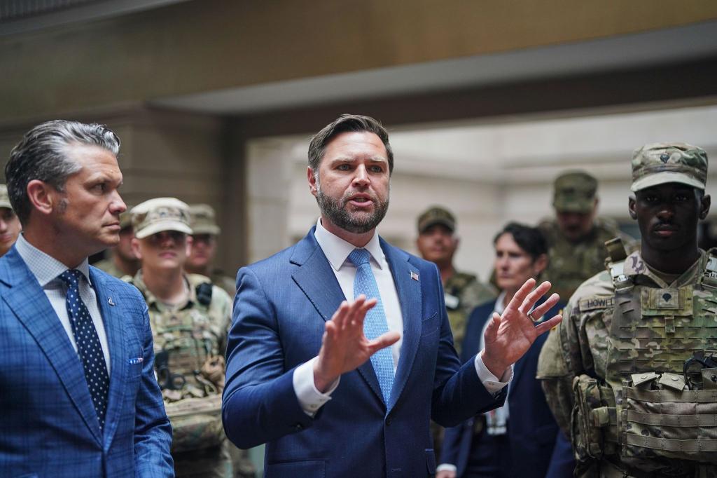 Verteidigungsminister Hegseth (l) und Vizepräsident Vance sprechen im Hauptbahnhof von Washington mit Mitgliedern der Nationalgarde. - Foto: Alexander Drago/Pool Reuters/AP/dpa
