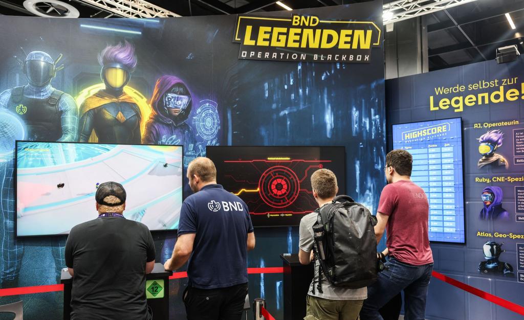 Gamescom-Besucher testen das BND-Computerspiel aus. - Foto: Oliver Berg/dpa