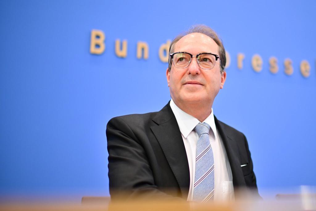 Innenminister Alexander Dobrindt (CSU) kündigte an, dass die im Koalitionsvertrag mit der SPD vereinbarte dreimonatige Speicherung von IP-Adressen zügig umgesetzt wird. - Foto: Sebastian Christoph Gollnow/dpa