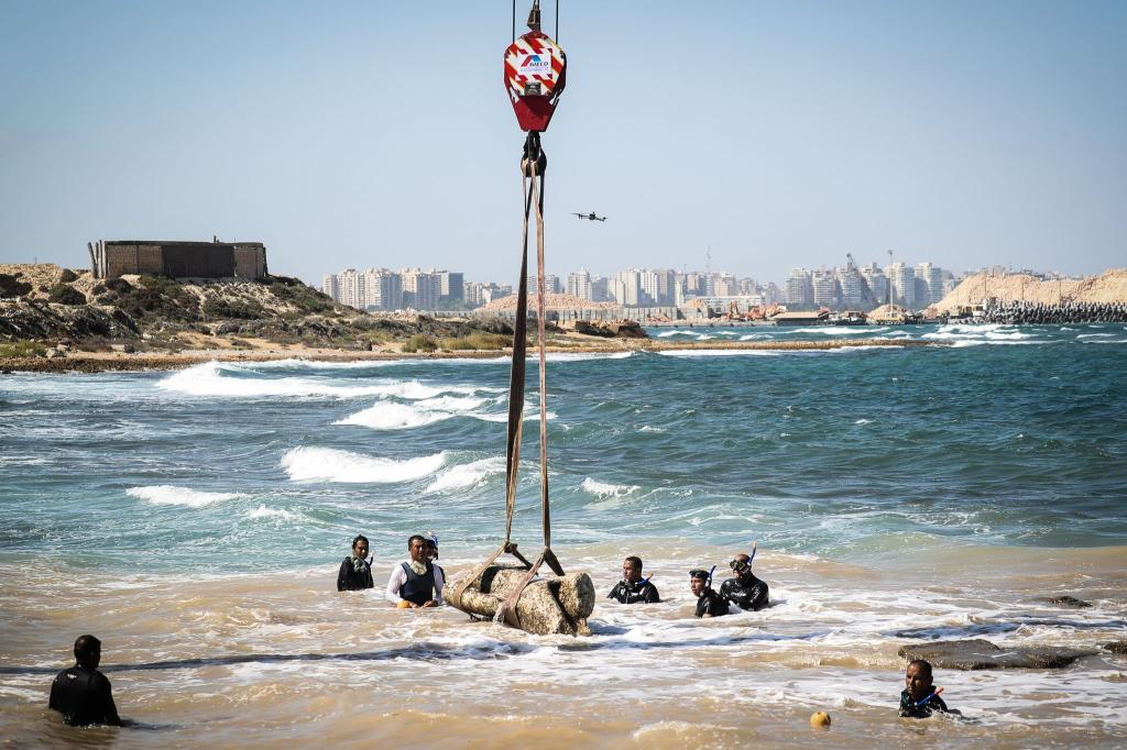 Eine antike Statue wird im Hafen von Abu Qir vom Meeresgrund des Mittelmeers geborgen - Foto: Gehad Hamdy/dpa