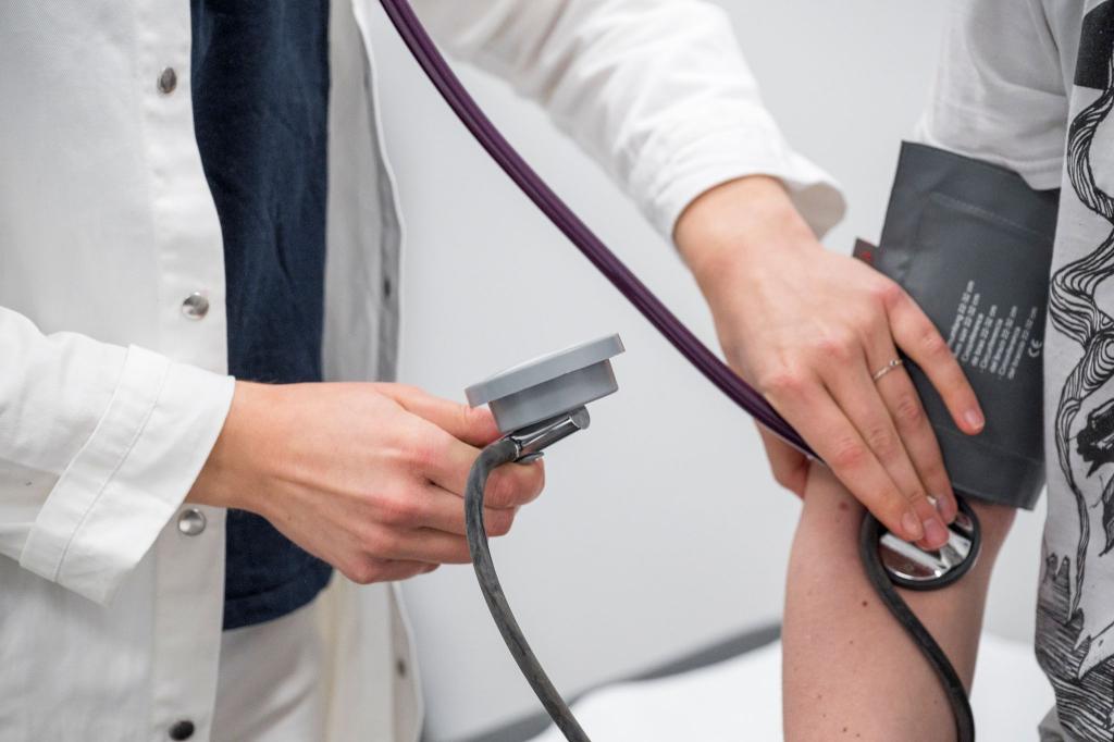 Arbeitgeber schlagen vor, beim Arztbesuch eine Gebühr von den Patienten zu verlangen. (Symbolbild) - Foto: Daniel Vogl/dpa