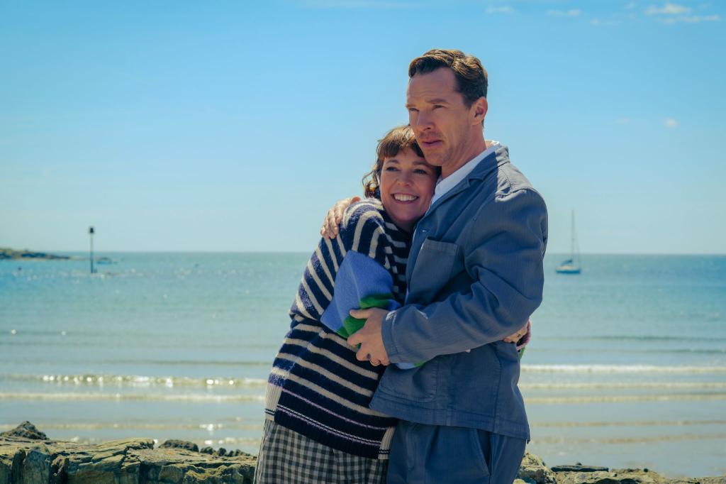 Olivia Colman und Benedict Cumberbatch spielen die Hauptrollen in der turbulenten Scheidungskomödie «Die Rosenschlacht». (Handout) - Foto: Jaap Buitendijk/Disney/dpa