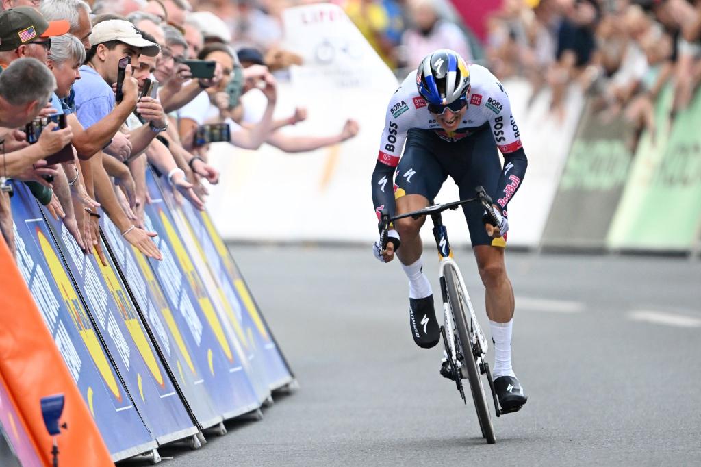 Florian Lipowitz begeistert bei der Deutschland Tour die Massen. - Foto: Federico Gambarini/dpa