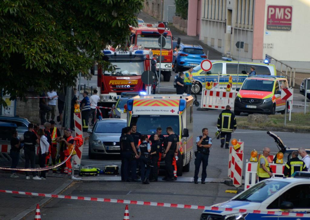 Einsatzkräfte riegeln den Tatort in Völklingen ab. - Foto: Gianni Gattus/dpa