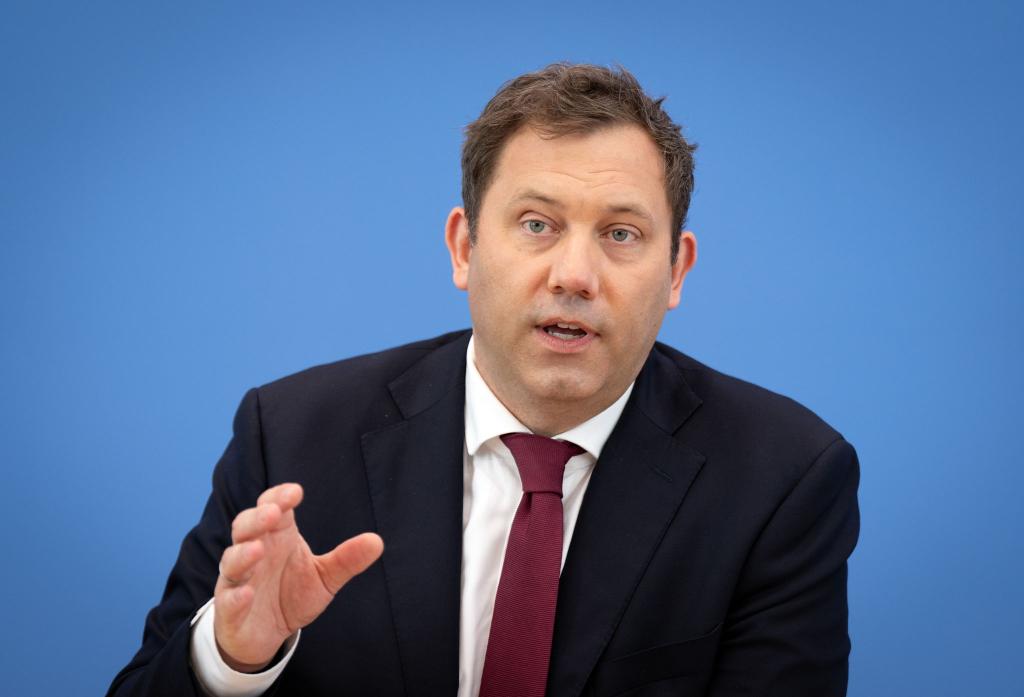 Der Vizekanzler erwartet Spar-Vorschläge von seinen Kabinettskollegen. - Foto: Soeren Stache/dpa