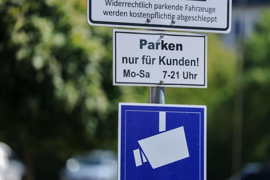Auf immer mehr Parkplätzen, vor allem von Supermärkten, gibt es digitale Prozesse und externe Dienstleister. (Archivbild) - Foto: Jan Woitas/dpa
