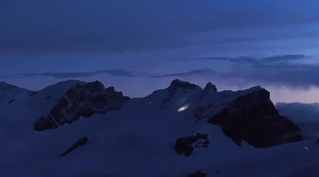 Am frühen Morgen kam ein Hubschrauber zu den Bergsteigern durch. - Foto: -/Italienische Bergwacht/dpa
