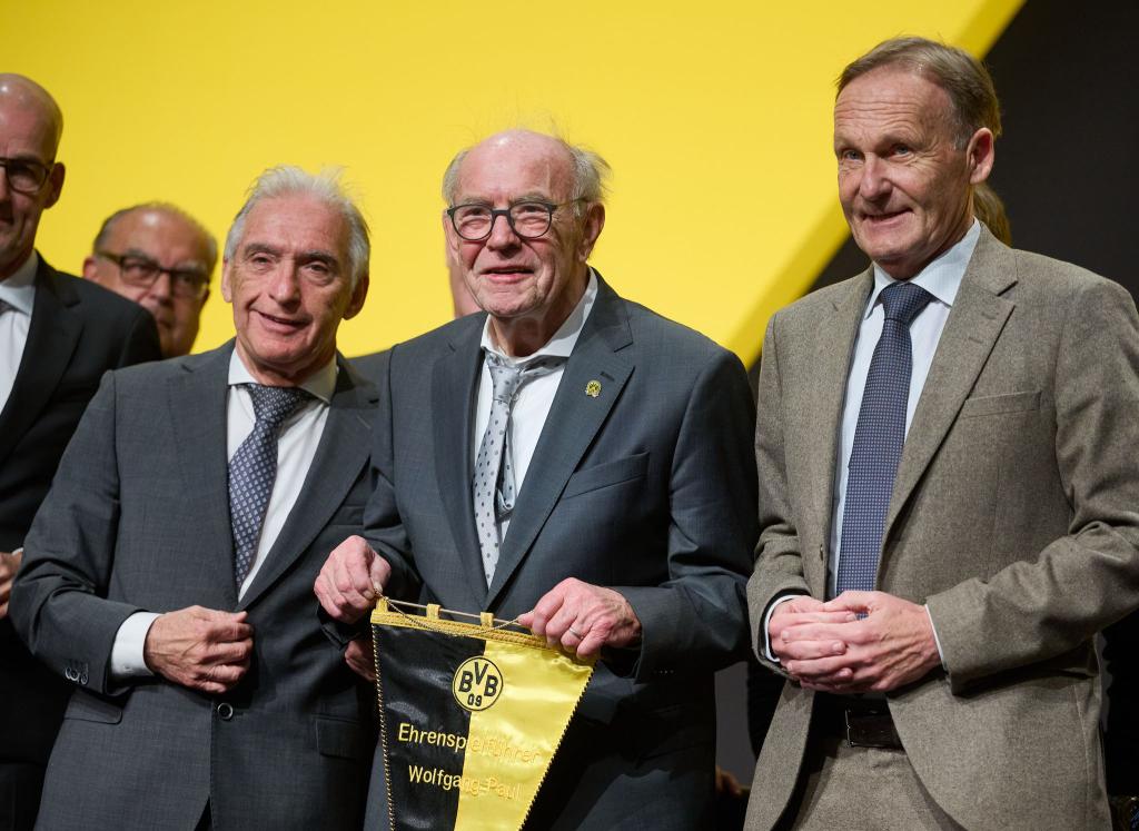 BVB-Präsident Lunow (l) macht den Weg für Watzke (r) frei. (Archivfoto) - Foto: Bernd Thissen/dpa