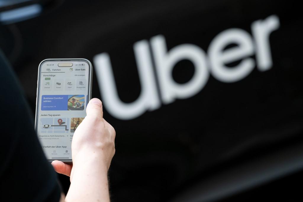 Bei Uber können Frauen eine Fahrt mit einer Fahrerin buchen - müssen dann aber etwas mehr Wartezeit in Kauf nehmen. (Symbolbild) - Foto: Sebastian Gollnow/dpa
