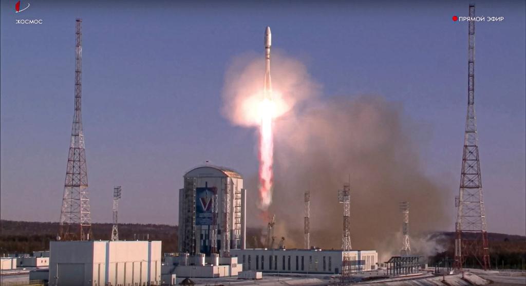 Eine russische Rakete hebt in den Weltraum ab. (Archivbild) - Foto: -/Roscosmos State Space Corporation via AP/dpa