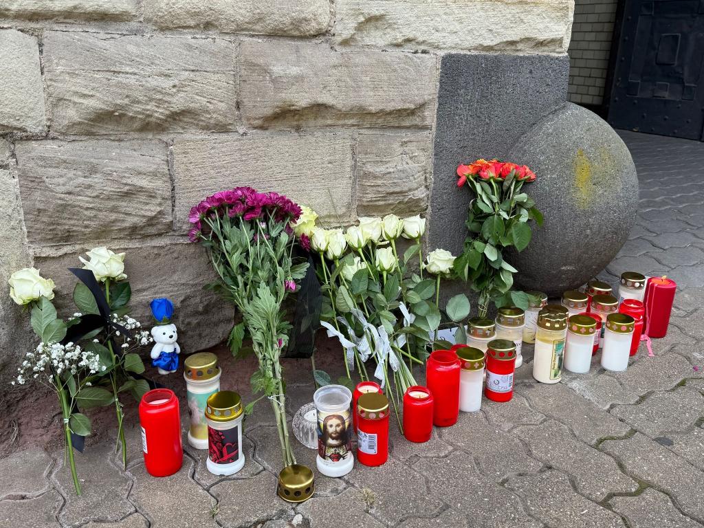 Die Menschen in Völklingen legten Blumen und Kerzen bei der Polizei ab. - Foto: Christian Schultz/dpa