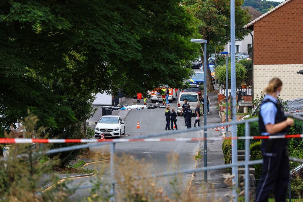 Ein Toter und ein Verletzter nach Schüssen in Menden. - Foto: Alex Talash/dpa