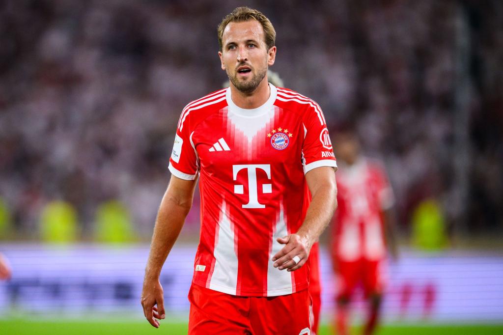 Das große «T» auf den Bayern-Trikots - hier bei Harry Kane - symbolisiert die Partnerschaft des Rekordmeisters mit der Telekom. - Foto: Tom Weller/dpa