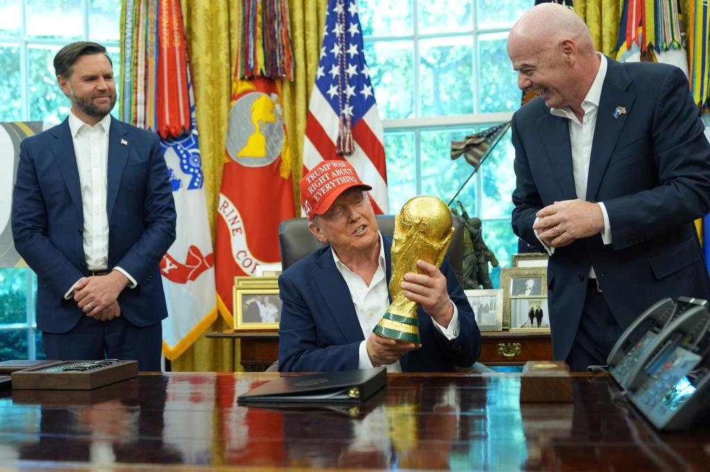 Donald Trump präsentiert den WM-Pokal - Foto: Jacquelyn Martin/AP/dpa