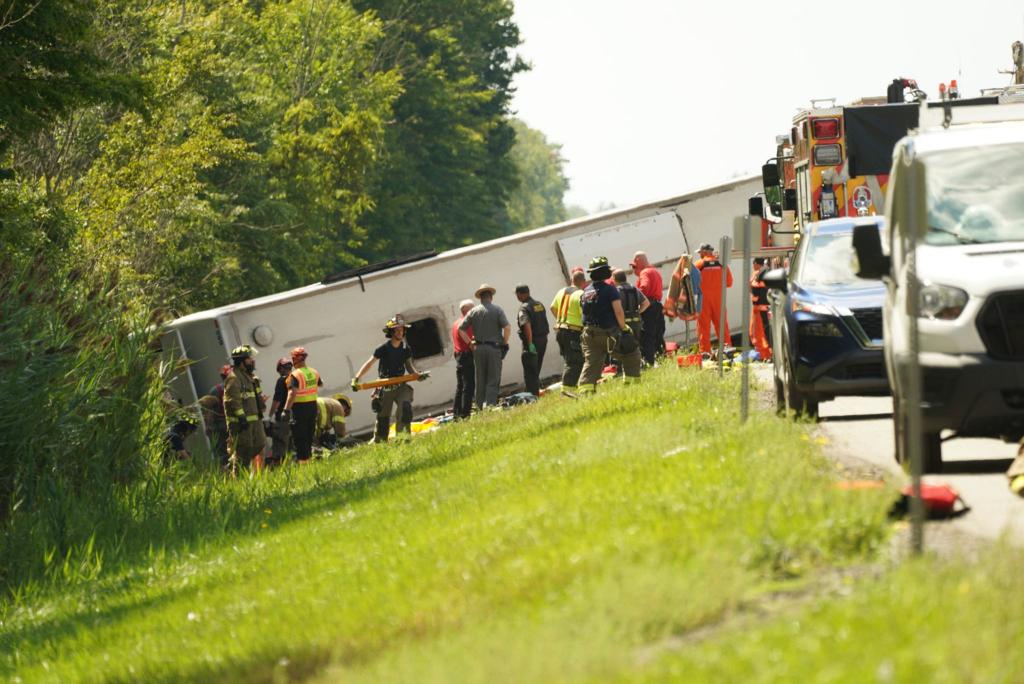 In dem Reisebus seien mehr als 50 Passagiere gewesen, darunter Frauen und Kinder, hieß es von der Polizei. - Foto: Libby March/Buffalo News/AP/dpa