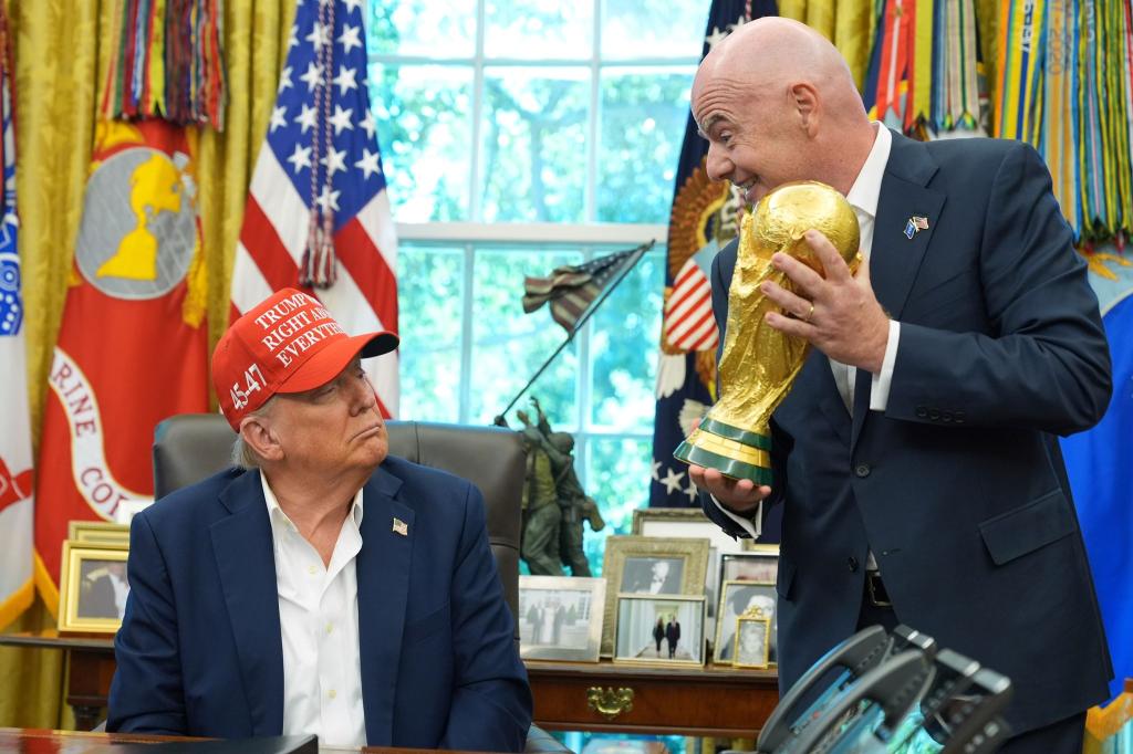 Gianni Infantino überreicht den WM-Pokal an Donald Trump. - Foto: Jacquelyn Martin/AP/dpa