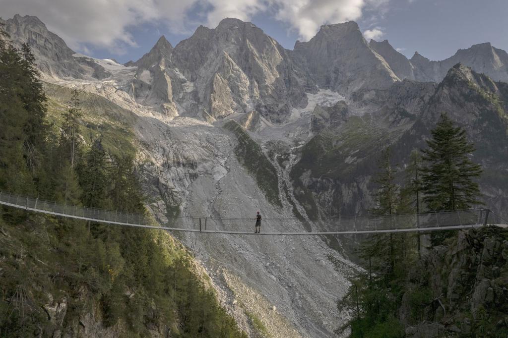 Nur für Schwindelfreie: Hängebrücke auf dem Wanderweg zur Sciorahütte in der Schweiz - Foto: Gian Ehrenzeller/KEYSTONE/dpa