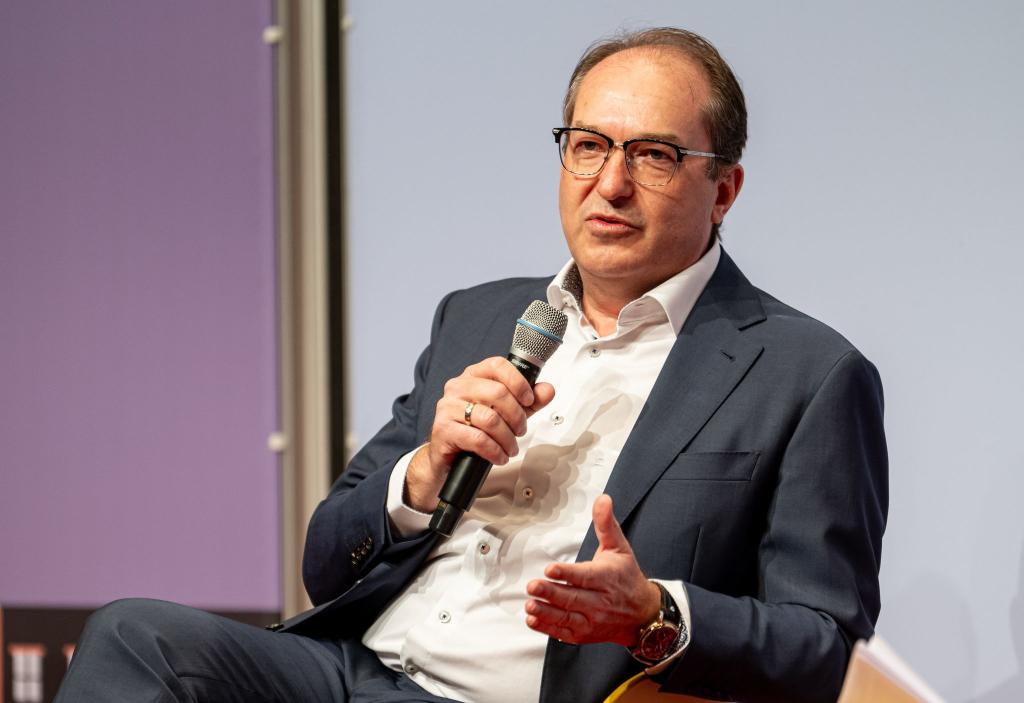 «Ich bin nicht bereit, auf reguläre Aufnahmeverfahren, ich bin nicht bereit, auf Sicherheitsüberprüfungen zu verzichten», sagte Dobrindt. - Foto: Fabian Sommer/dpa