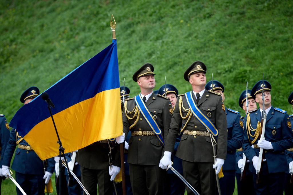 Die Ukraine geht am Samstag den Tag ihrer Nationalflagge. Am Sonntag ist Unabhängigkeitstag. - Foto: Uncredited/Ukrainian Presidential Press Office via AP/dpa
