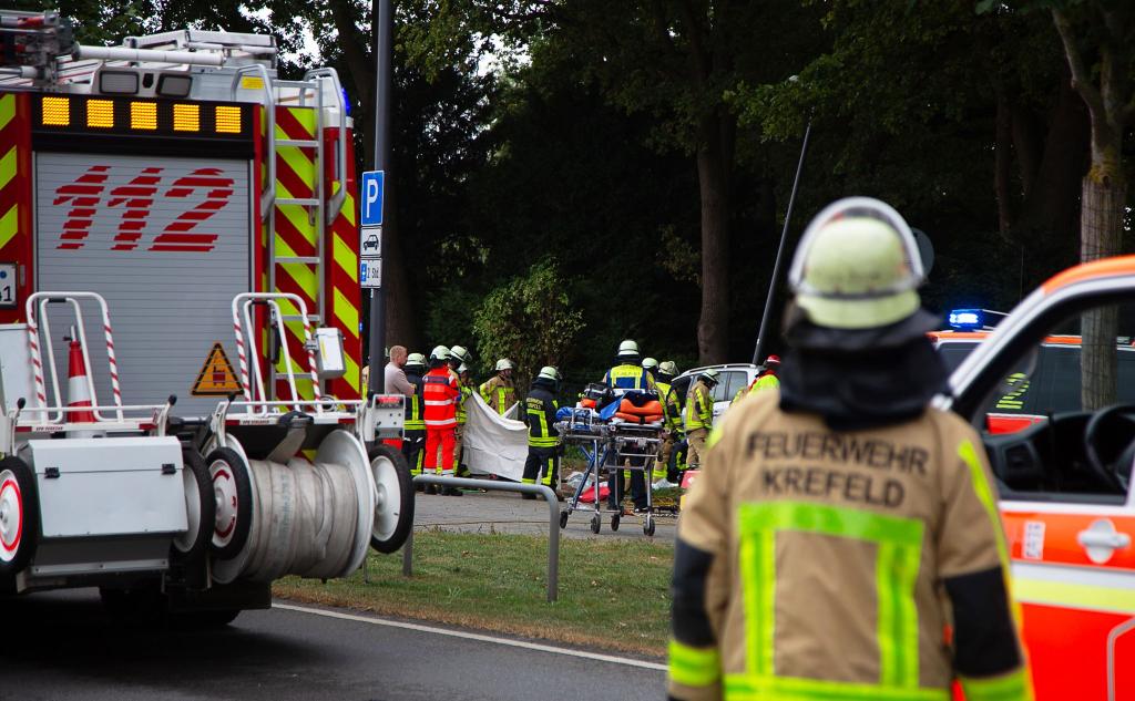 Die Feuerwehr ist mit einem Großaufgebot an Rettungskräften im Einsatz. - Foto: Leonhard Giesberts/Blaulicht-News-Krefeld/dpa