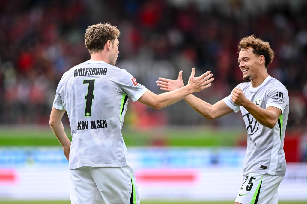 Brachte den VfL in Führung: Der Däne Andreas Skov Olsen (l.). - Foto: Harry Langer/dpa