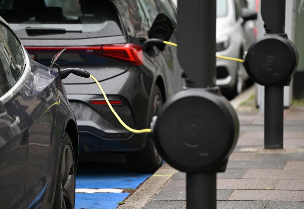 Menschen ohne E-Auto schätzen deren Nachteile als gravierender ein. (Symbolbild) - Foto: Arne Dedert/dpa