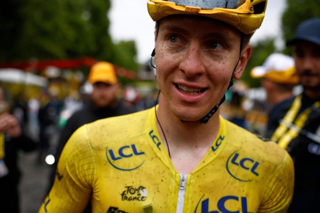 Ärgert sich über eine Jury-Entscheidung bei der Deutschland Tour: Tadej Pogacar (Archivbild) - Foto: Yoan Valat/Pool EPA/AP/dpa