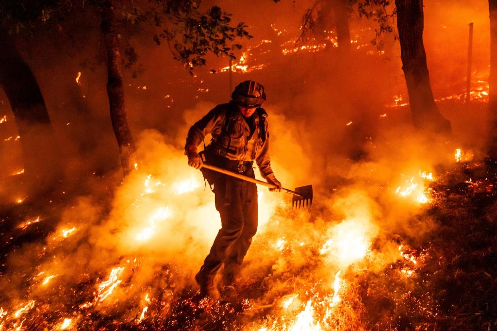 Flammen des Pickett-Feuers umzingeln einen Feuerwehrmann in Kalifornien. - Foto: Noah Berger/AP/dpa