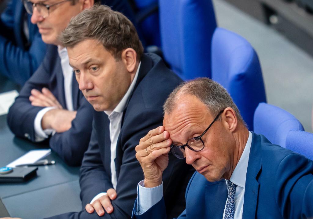 Klingbeil (m.) und Merz (r.) sind sich nicht einig. (Archivbild) - Foto: Michael Kappeler/dpa