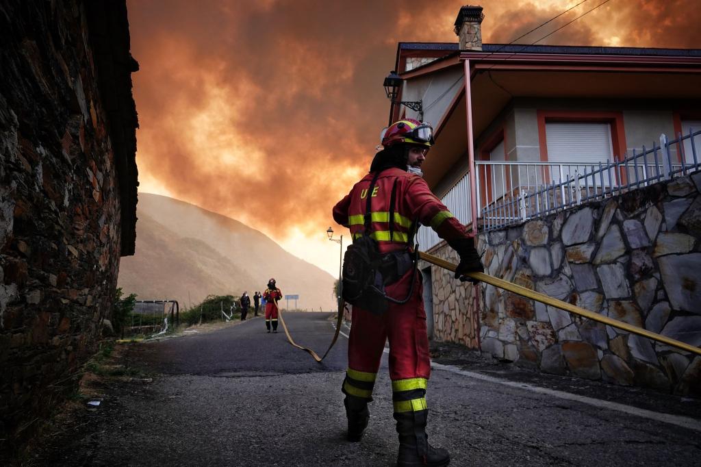 Während sich die Lage bei den Waldbränden in Spanien insgesamt leicht zu entspannen beginnt, wüten vor allem in Kastilien und León sowie in Galicien noch immer gefährliche Feuer. - Foto: Xuan Cueto/EUROPA PRESS/dpa