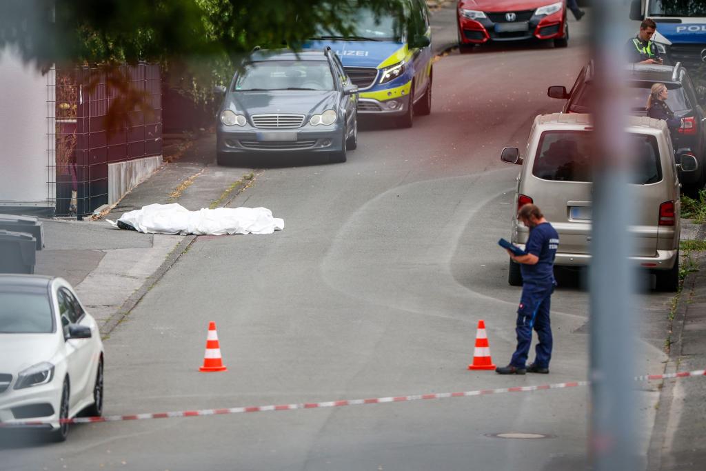 Eine zunächst in Menden festgenommene Frau ist wieder auf freiem Fuß. Bei ihr lässt sich laut Staatsanwaltschaft keine Tatbeteiligung feststellen. - Foto: Christoph Reichwein/dpa