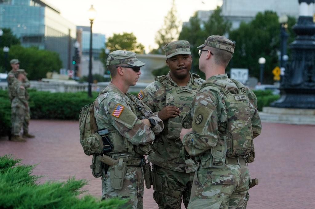 Nationalgardisten tragen nun auch Waffen in Washington. - Foto: Rod Lamkey/AP/dpa