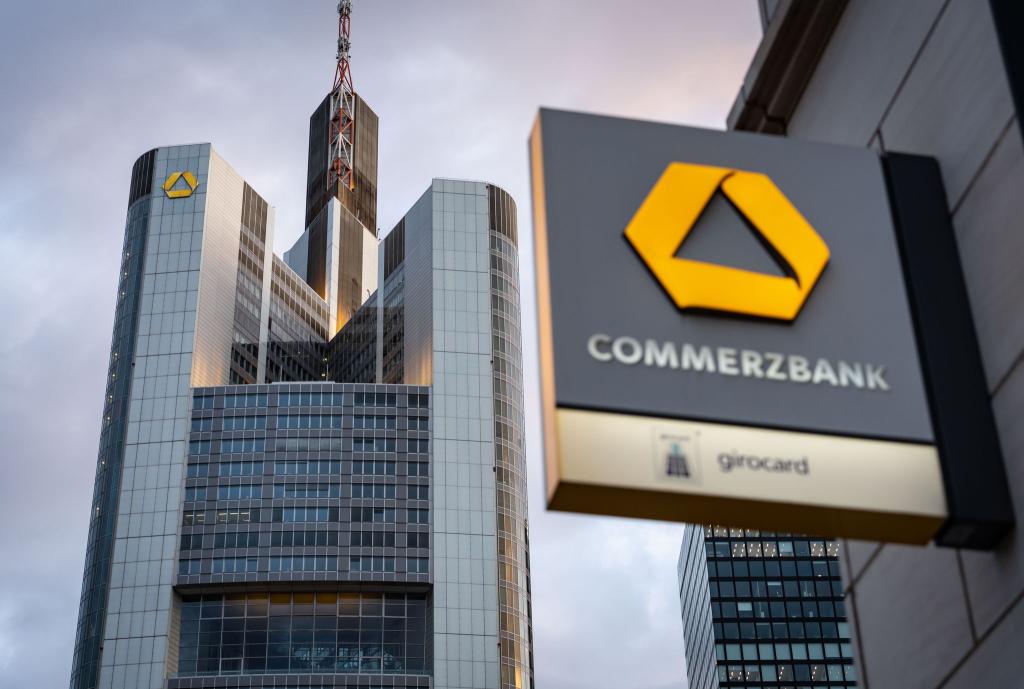 Die Commerzbank wehrt sich seit Monaten gegen Übernahmeambitionen der Unicredit. (Archivbild) - Foto: Frank Rumpenhorst/dpa