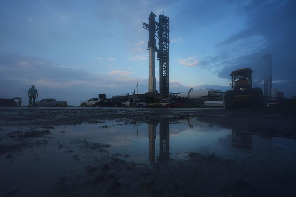 Das Starship wird für einen Testflug in Texas vorbereitet. - Foto: Eric Gay/AP/dpa