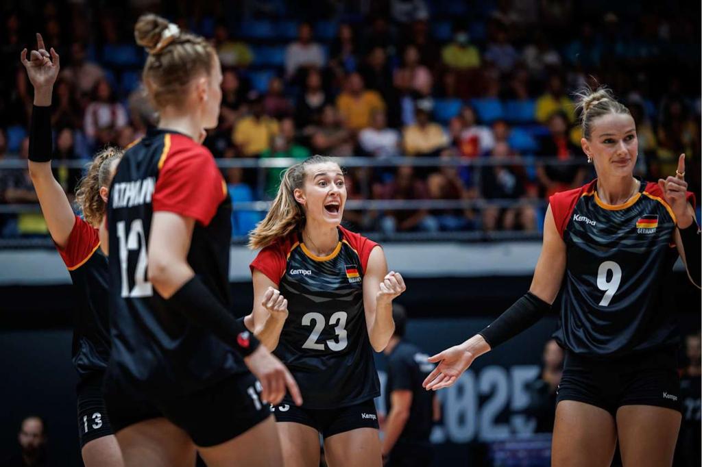 Die deutschen Volleyballerinnen feierten einen souveränen Sieg. - Foto: ---/volleyballworld/dpa