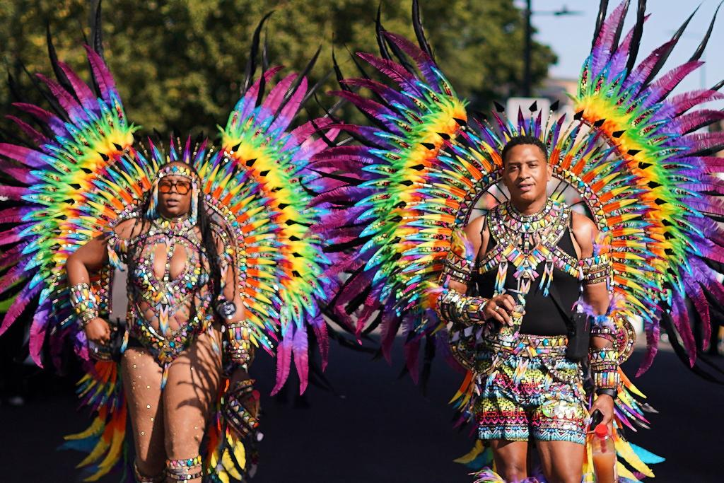 Beim Notting Hill Carnival gibt es bunte Kostüme, viel nackte Haut und karibische Rhythmen. - Foto: Alberto Pezzali/AP/dpa