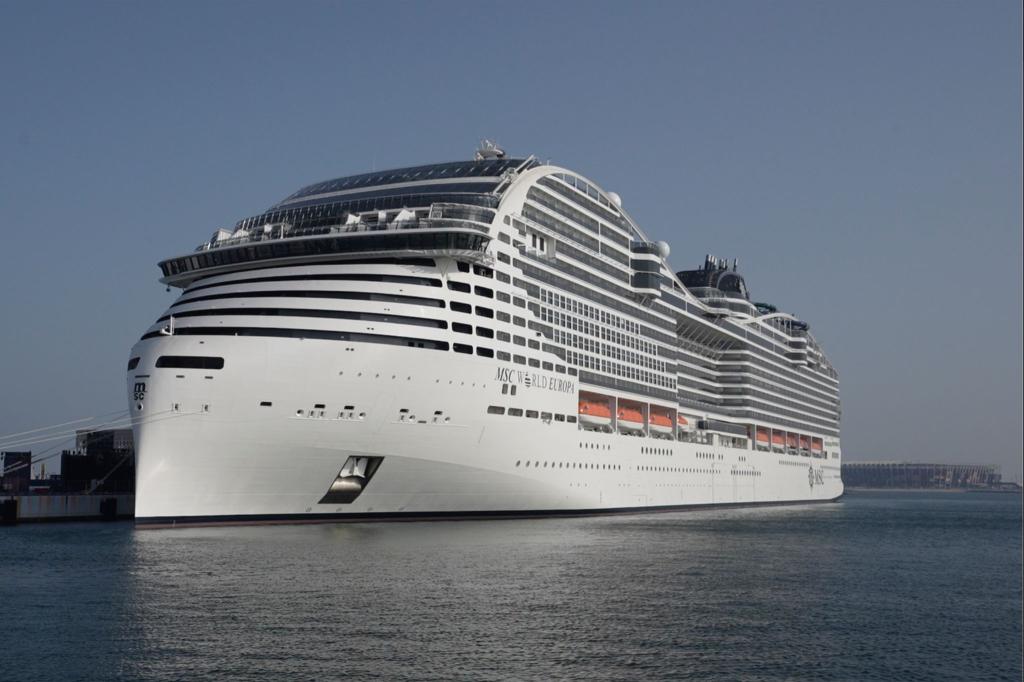 Das Schiff hat den Hafen in Neapel erreicht. (Symbolbild) - Foto: Hassan Ammar/AP/dpa