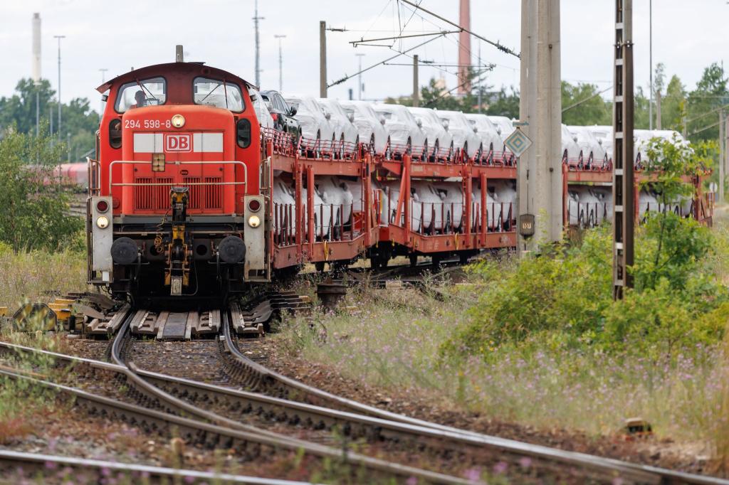 Bei DB Cargo steht derzeit alles auf dem Prüfstand - jetzt soll die Werke-Landschaft umstrukturiert werden. (Symbolbild) - Foto: Daniel Karmann/dpa