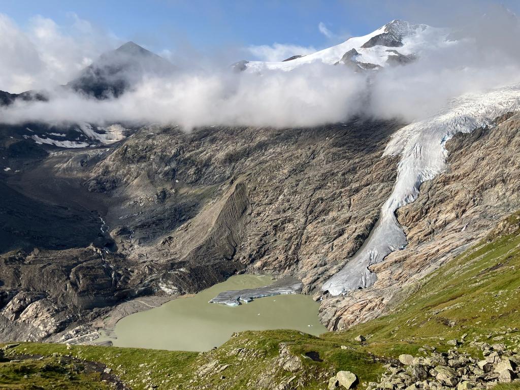 Wo vor sechs Jahren noch Eis war, hat sich jetzt ein See gebildet. - Foto: Sabine Dobel/dpa